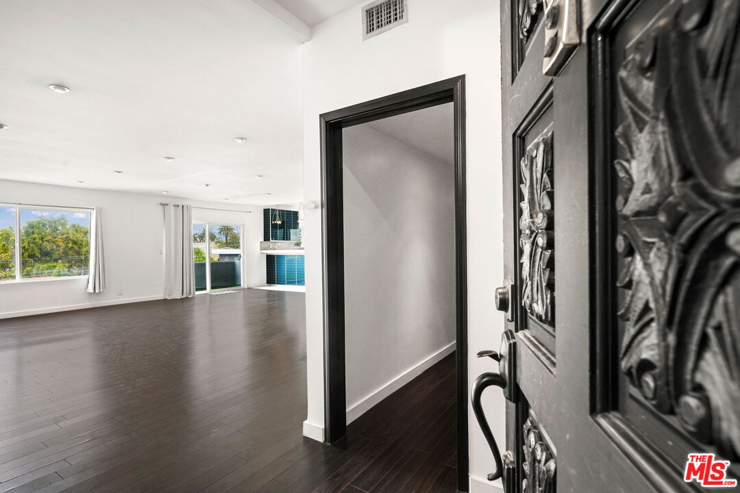 825 Le Doux Road, Unit 303 Los Angeles, CA 90035 - Photo 2 of 18