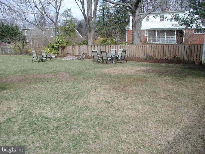 9519 Edgeley Road Bethesda, MD 20814 - Photo 3 of 25 Spacious back yard.
