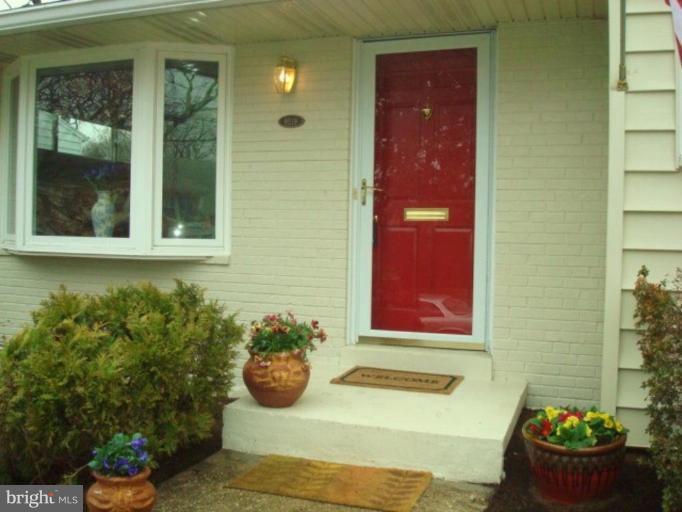 9519 Edgeley Road Bethesda, MD 20814 - Photo 23 of 25 Welcoming front entryway.