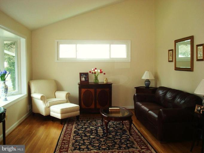 9519 Edgeley Road Bethesda, MD 20814 - Photo 4 of 25 Living Room