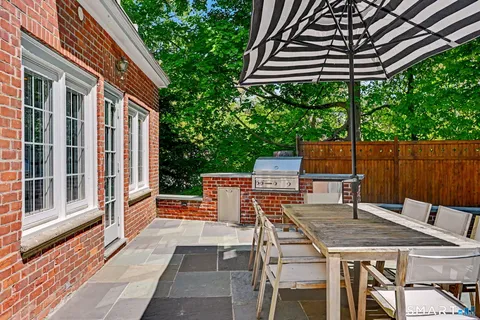 $2,099,000 | 5 Farnham Court, Westport, CT 06880