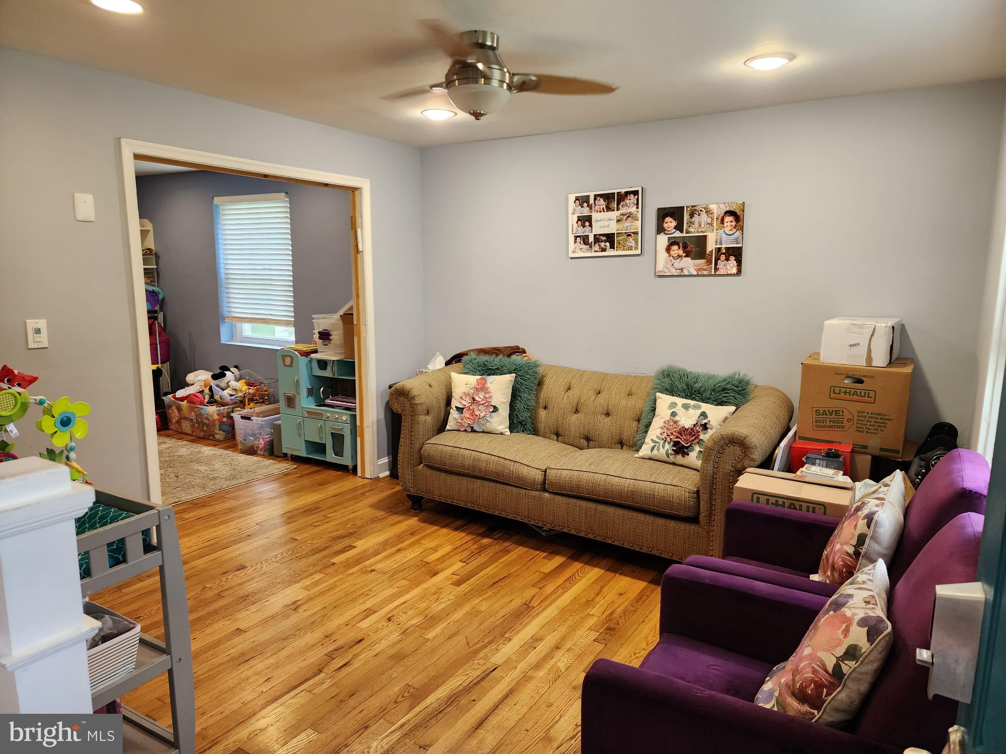 2506 Pinebrush Road Baltimore, MD 21209 - Photo 11 of 31 Living Room