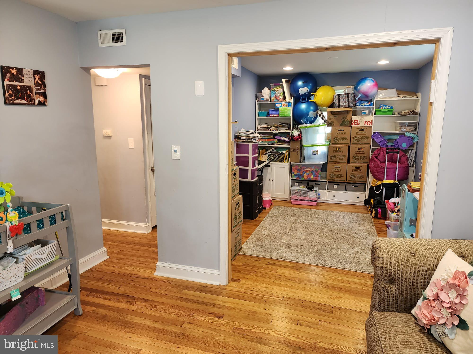 2506 Pinebrush Road Baltimore, MD 21209 - Photo 12 of 31 Living Room