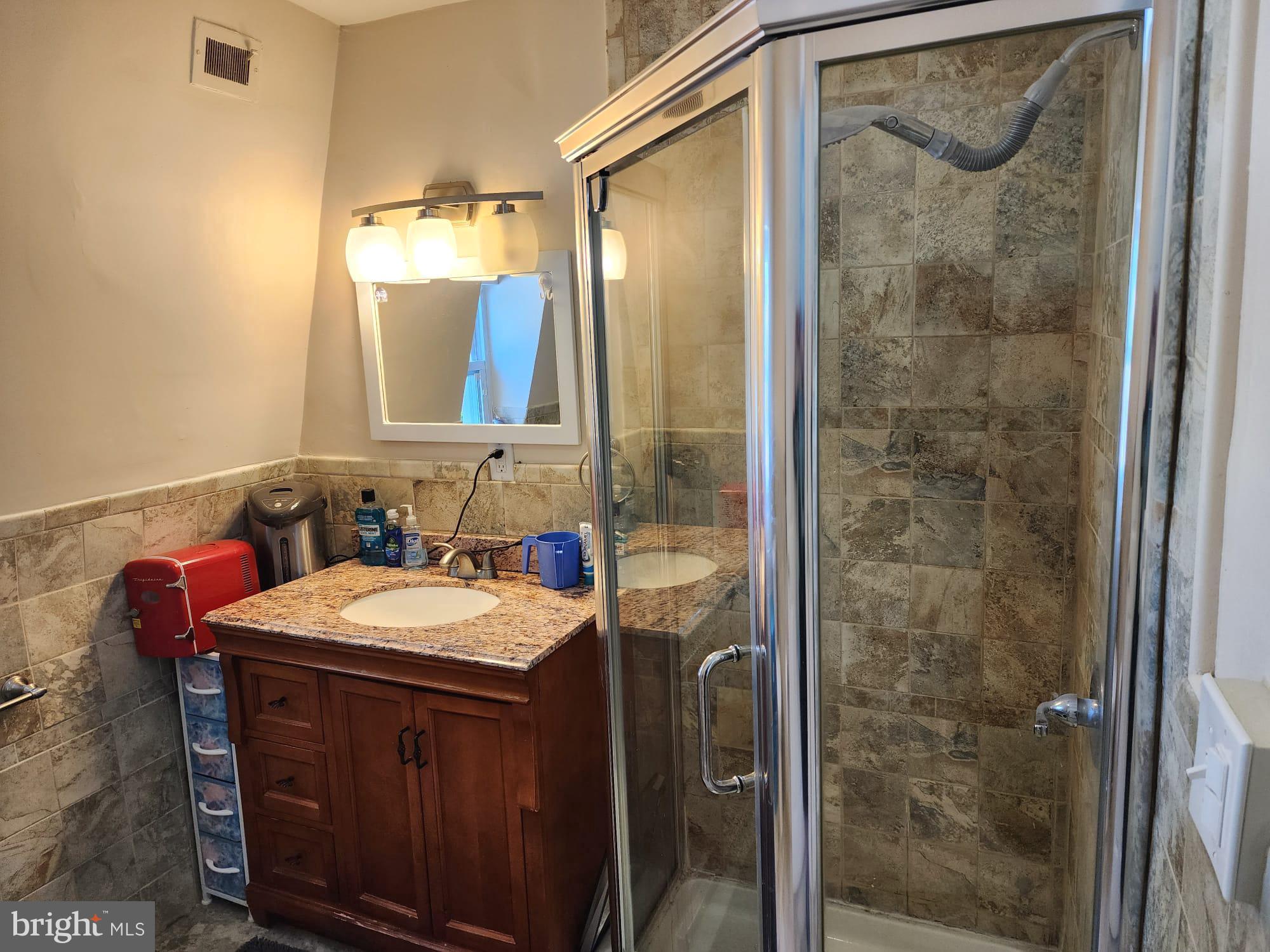 2506 Pinebrush Road Baltimore, MD 21209 - Photo 19 of 31 En Suite Full Bathroom