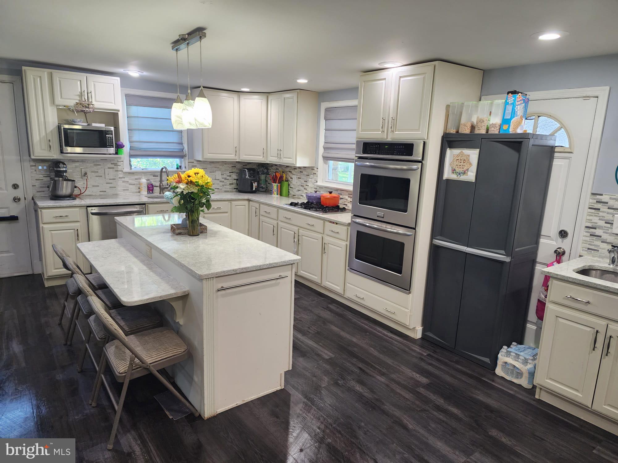 2506 Pinebrush Road Baltimore, MD 21209 - Photo 4 of 31