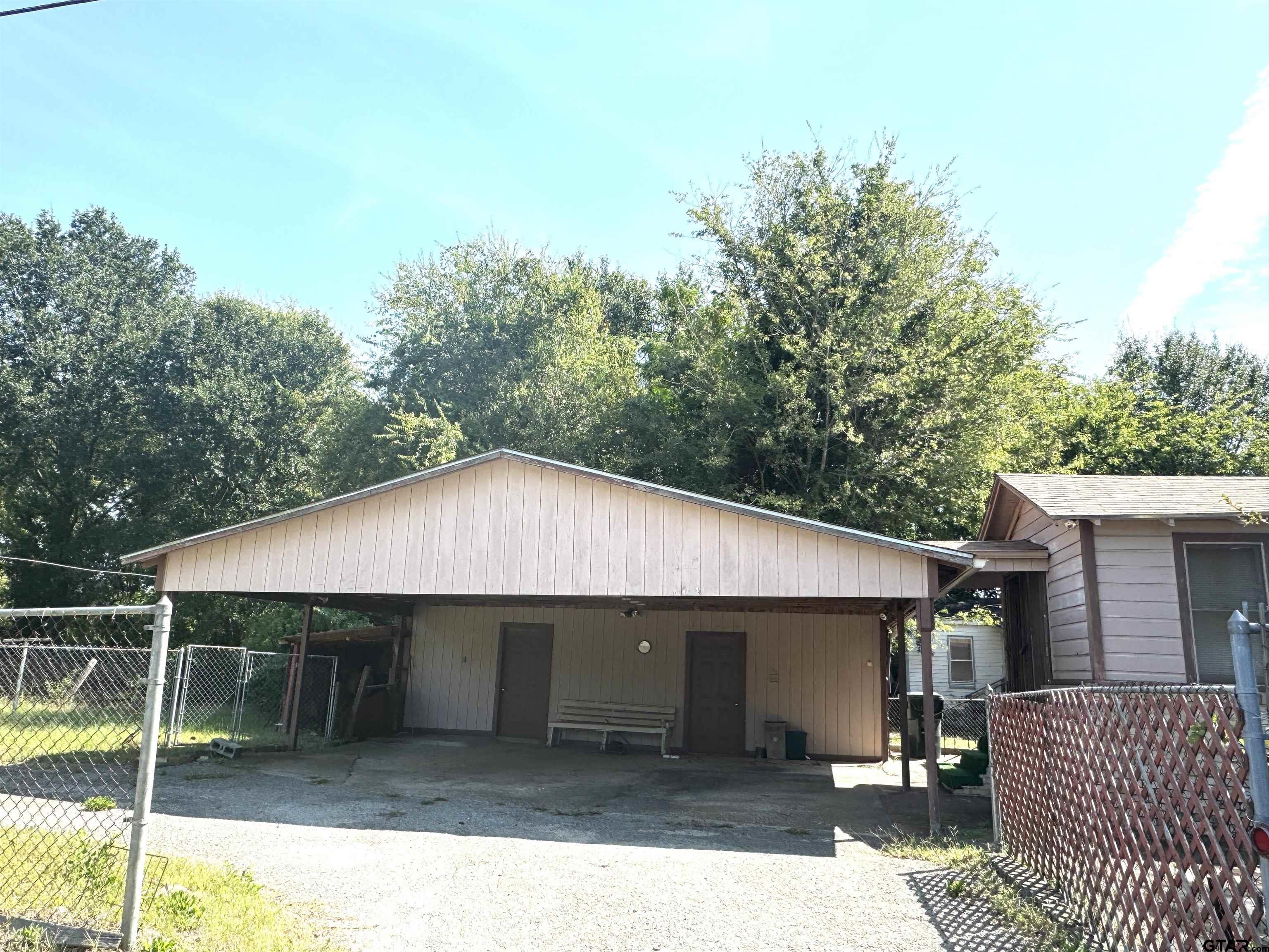 2017 West Jackson Street Tyler, TX 75701 - Photo 23 of 24 a backyard of a house with table and chairs