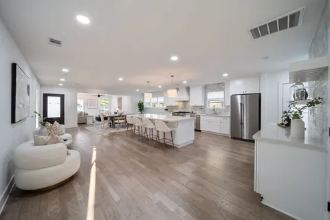 $960,000 | 2501 Briarhurst Drive, Houston, TX 77057