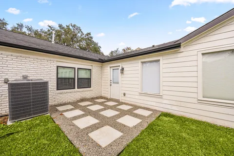 $960,000 | 2501 Briarhurst Drive, Houston, TX 77057