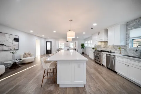 $960,000 | 2501 Briarhurst Drive, Houston, TX 77057