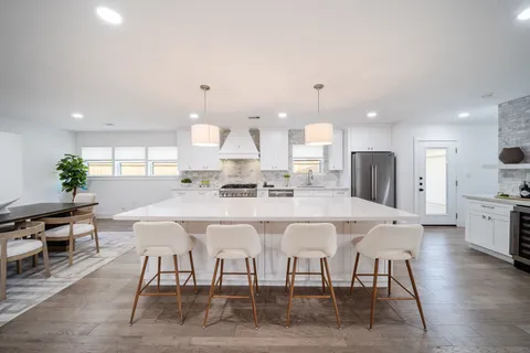 $960,000 | 2501 Briarhurst Drive, Houston, TX 77057