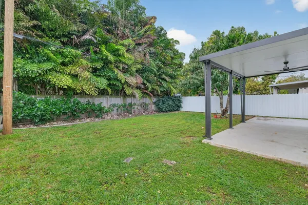 a view of a house with backyard