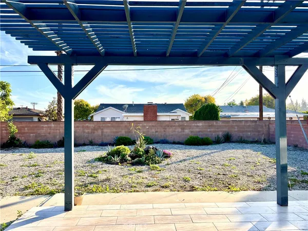 a view of a backyard