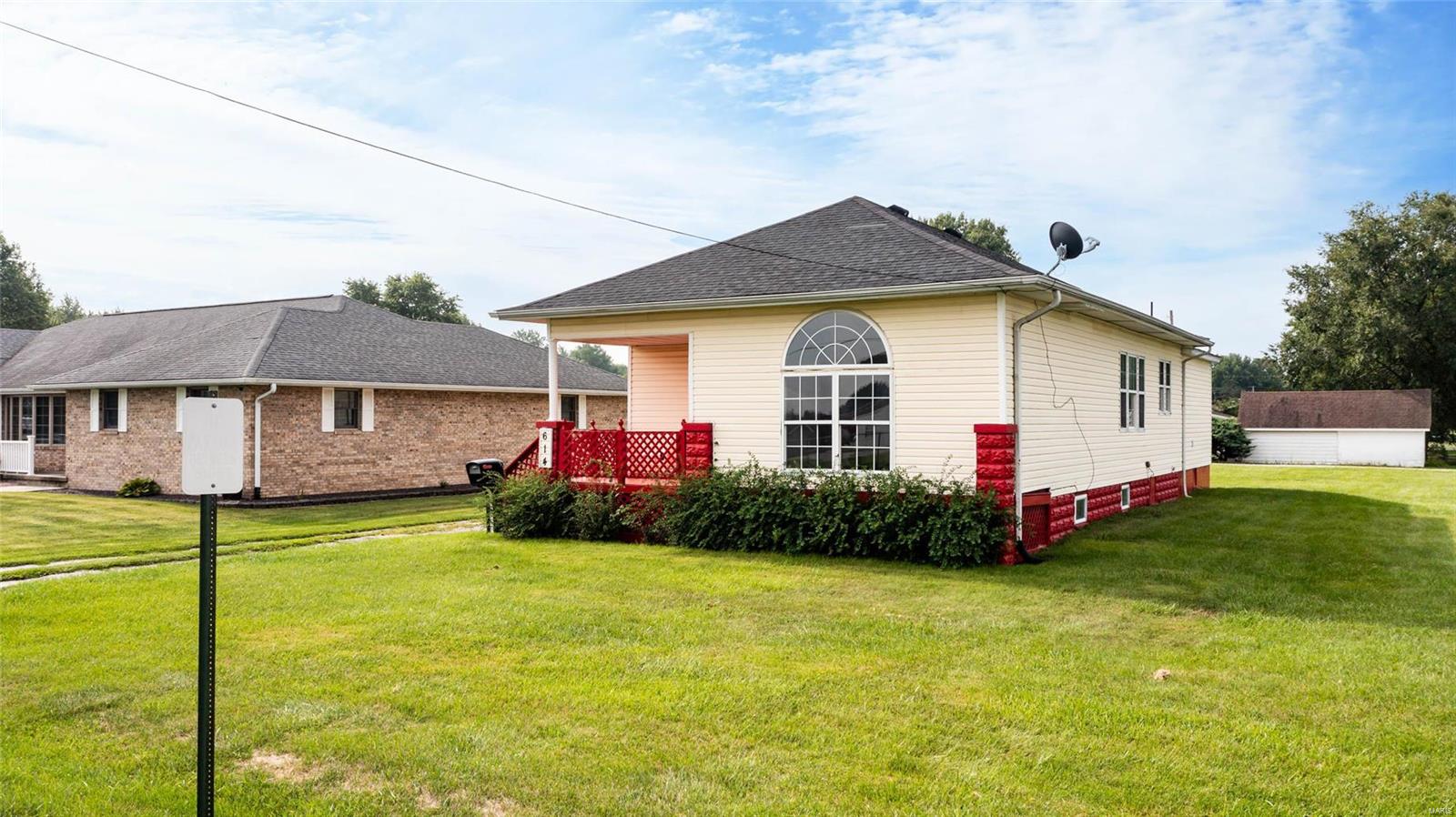 614 West Maple Street Gillespie, IL 62033 - Photo 1 of 24