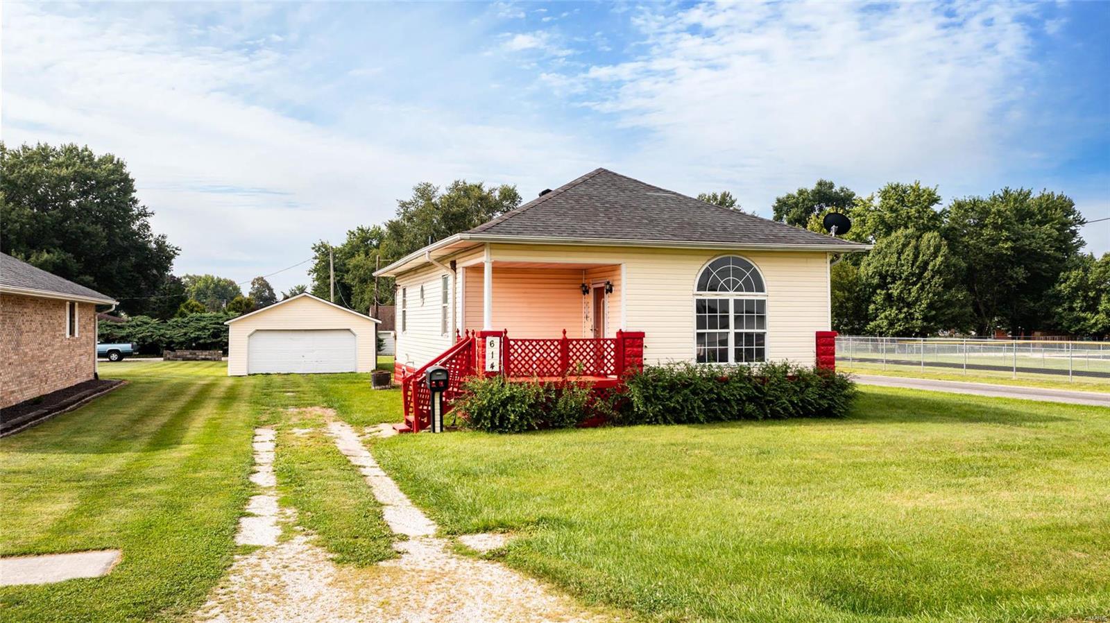 614 West Maple Street Gillespie, IL 62033 - Photo 2 of 24