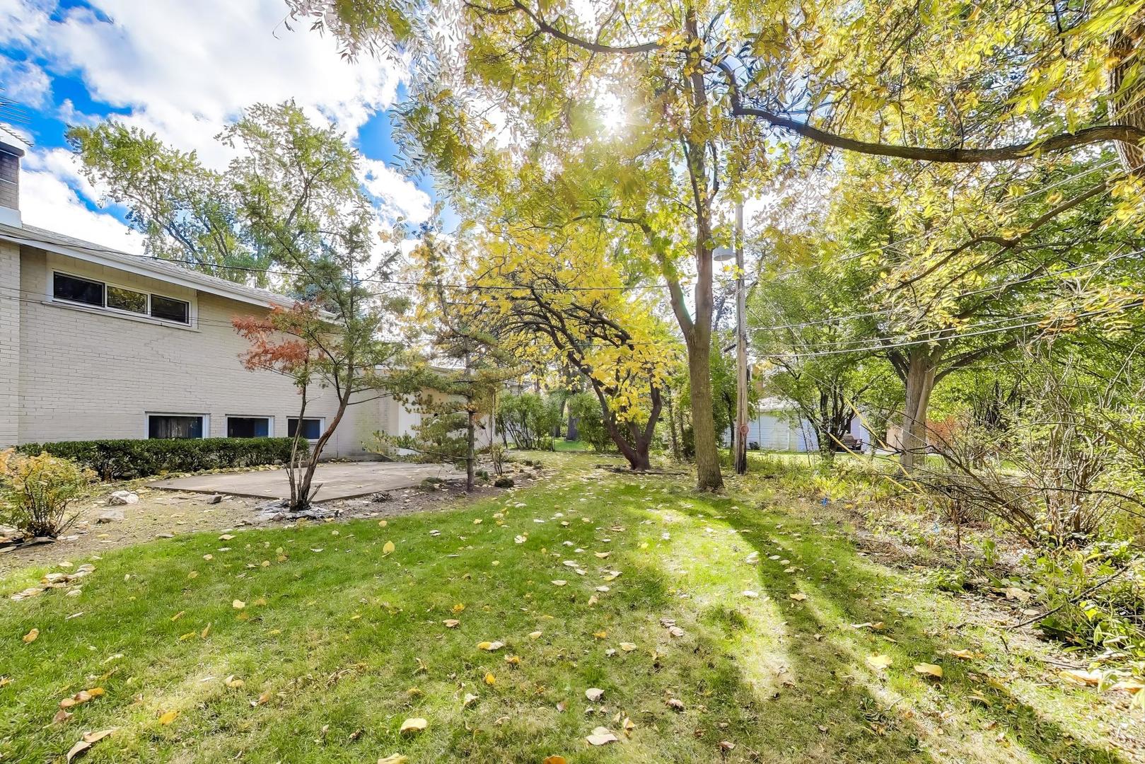 313 Ferndale Road Glenview, IL 60025 - Photo 19 of 22 a backyard of a house with table and chairs