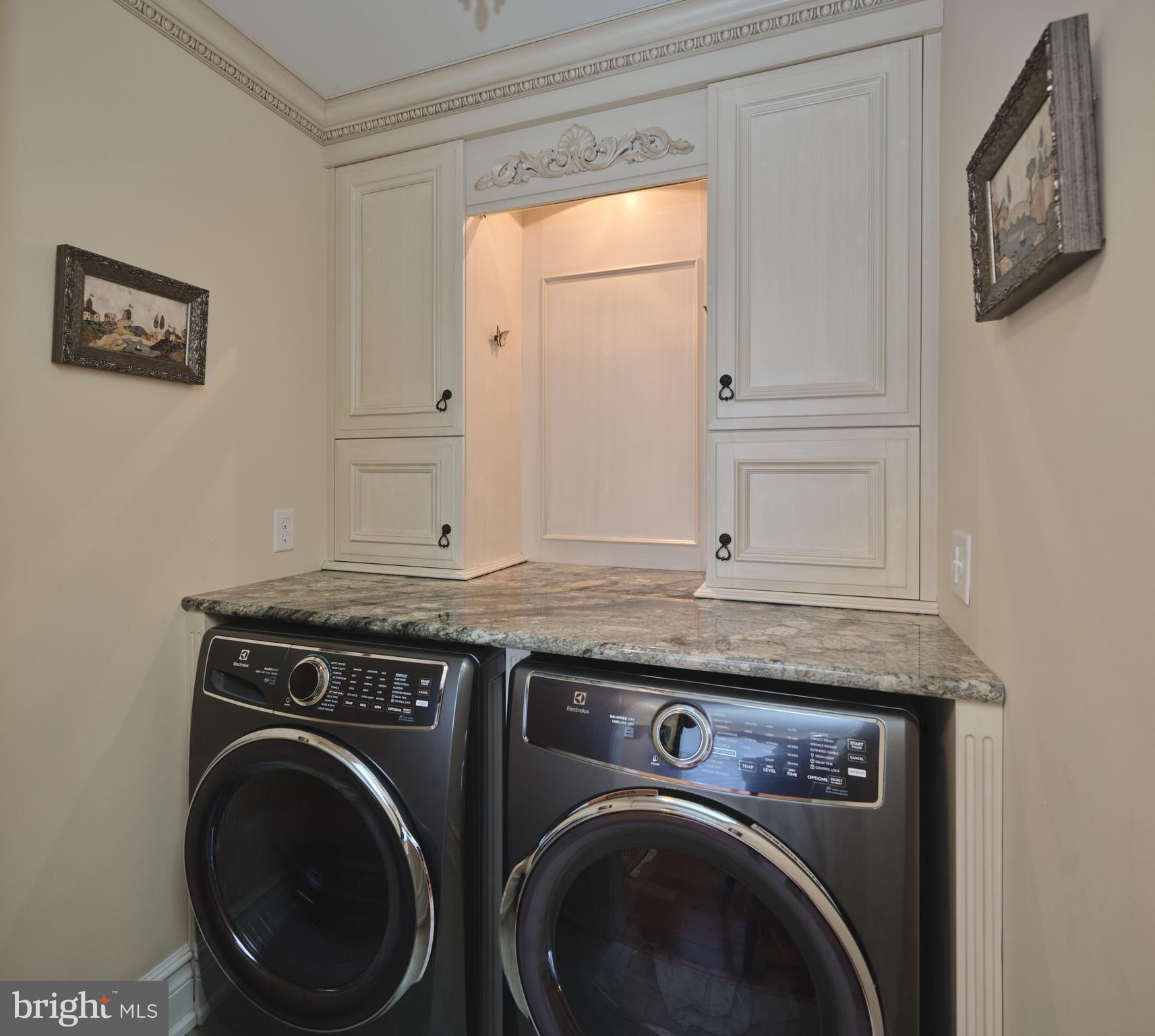 34 West Mechanic Street New Hope, PA 18938 - Photo 25 of 39 a utility room with dryer and washer