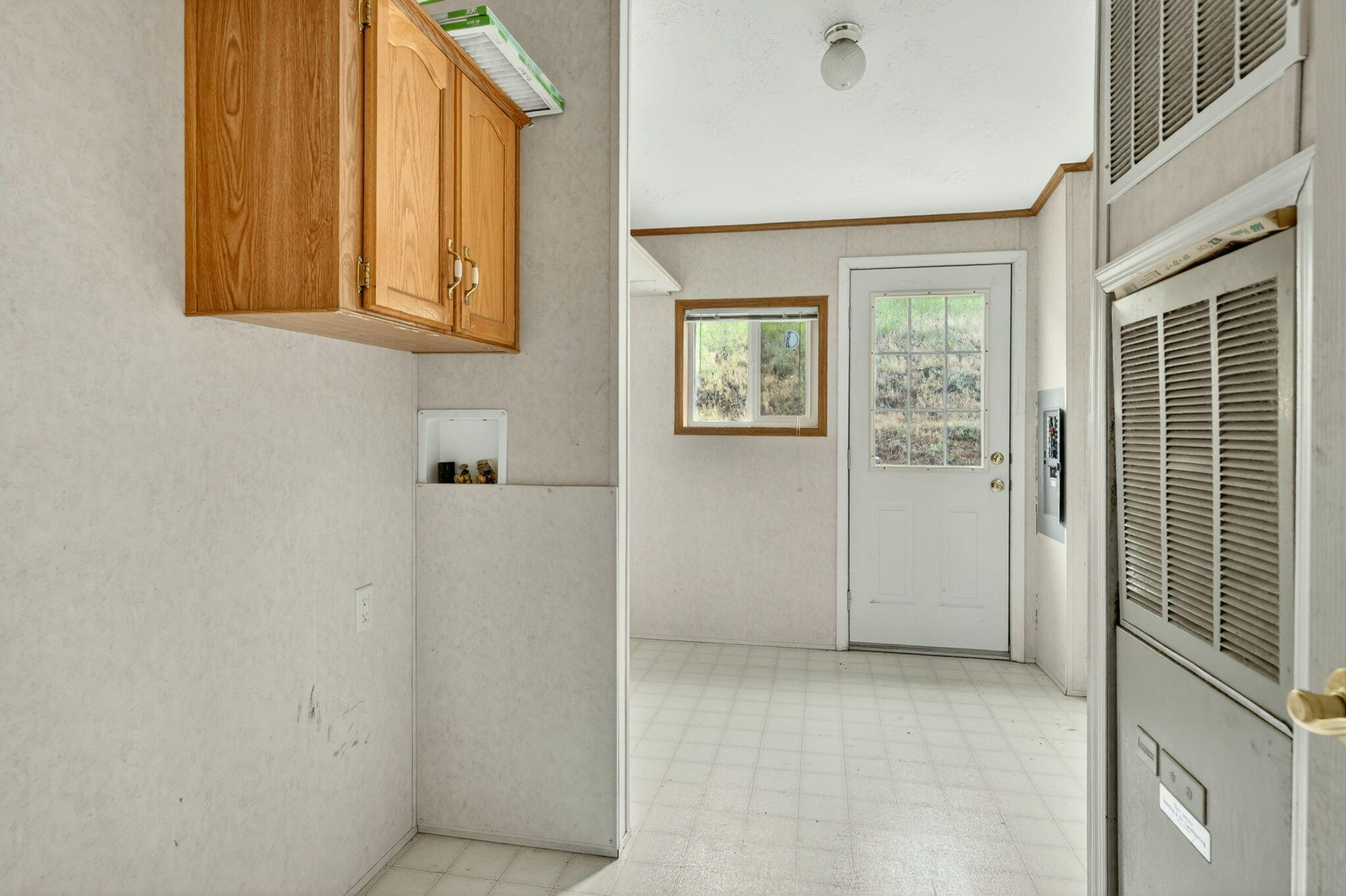 1374 West Linn Road Eagle Point, OR 97524 - Photo 25 of 45 Laundry room