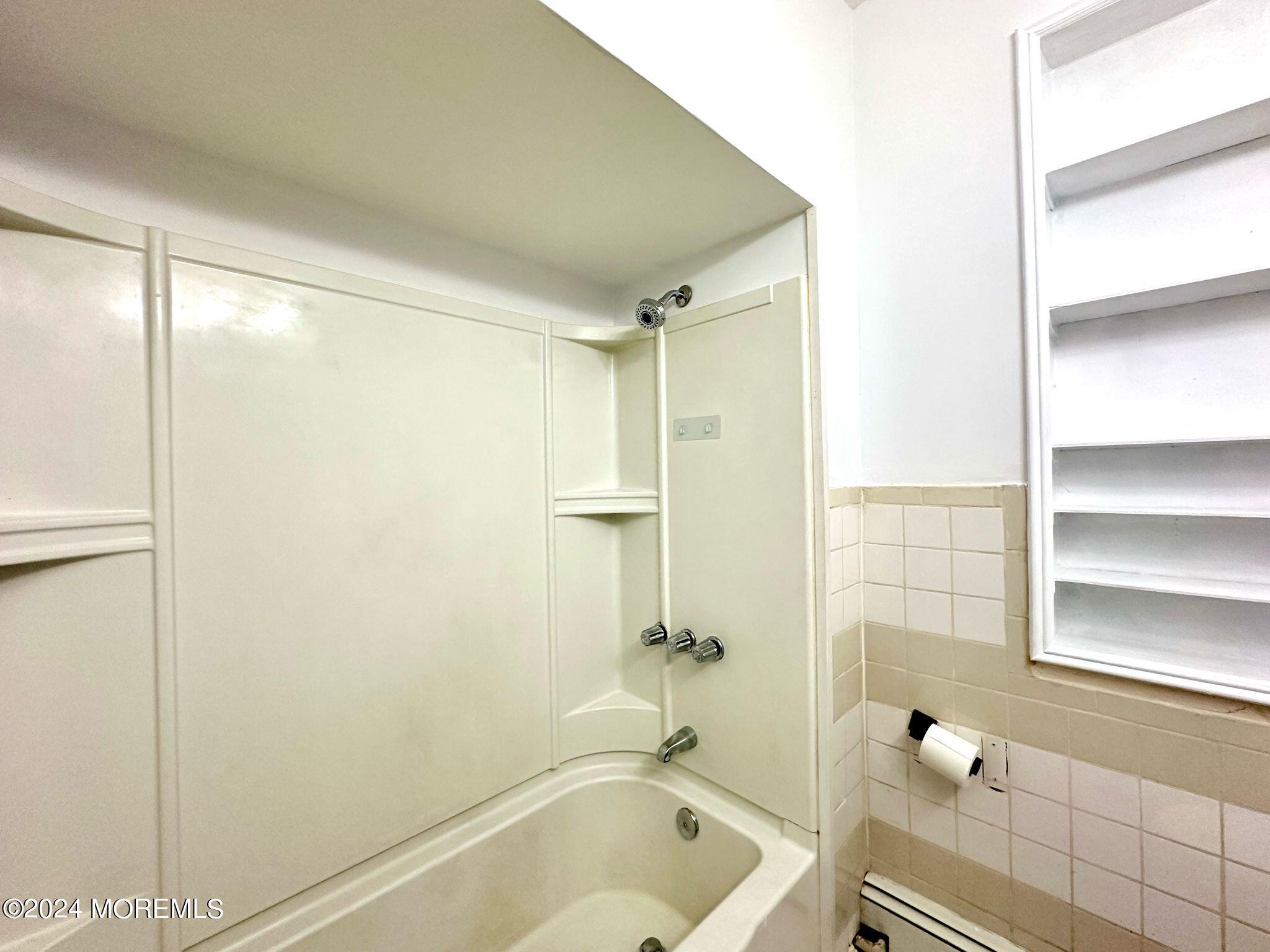 462 Compton Avenue, Unit THIRD Perth Amboy, NJ 08861 - Photo 7 of 14 a bathroom with a bathtub and a shower