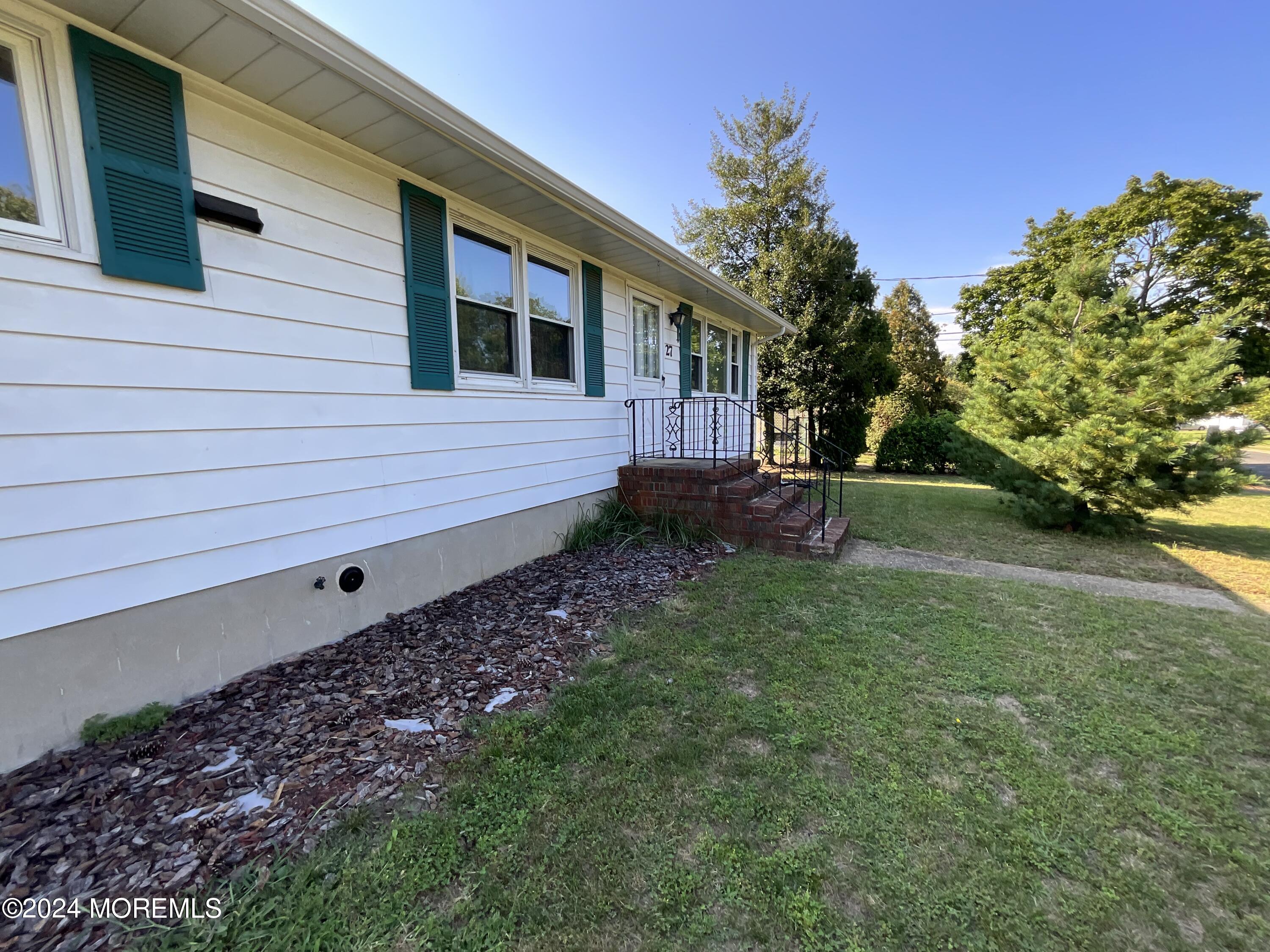 27 Locust Street Cliffwood, NJ 07721 - Photo 1 of 19 F8D5466E-F050-4078-89EA-C8451258A939