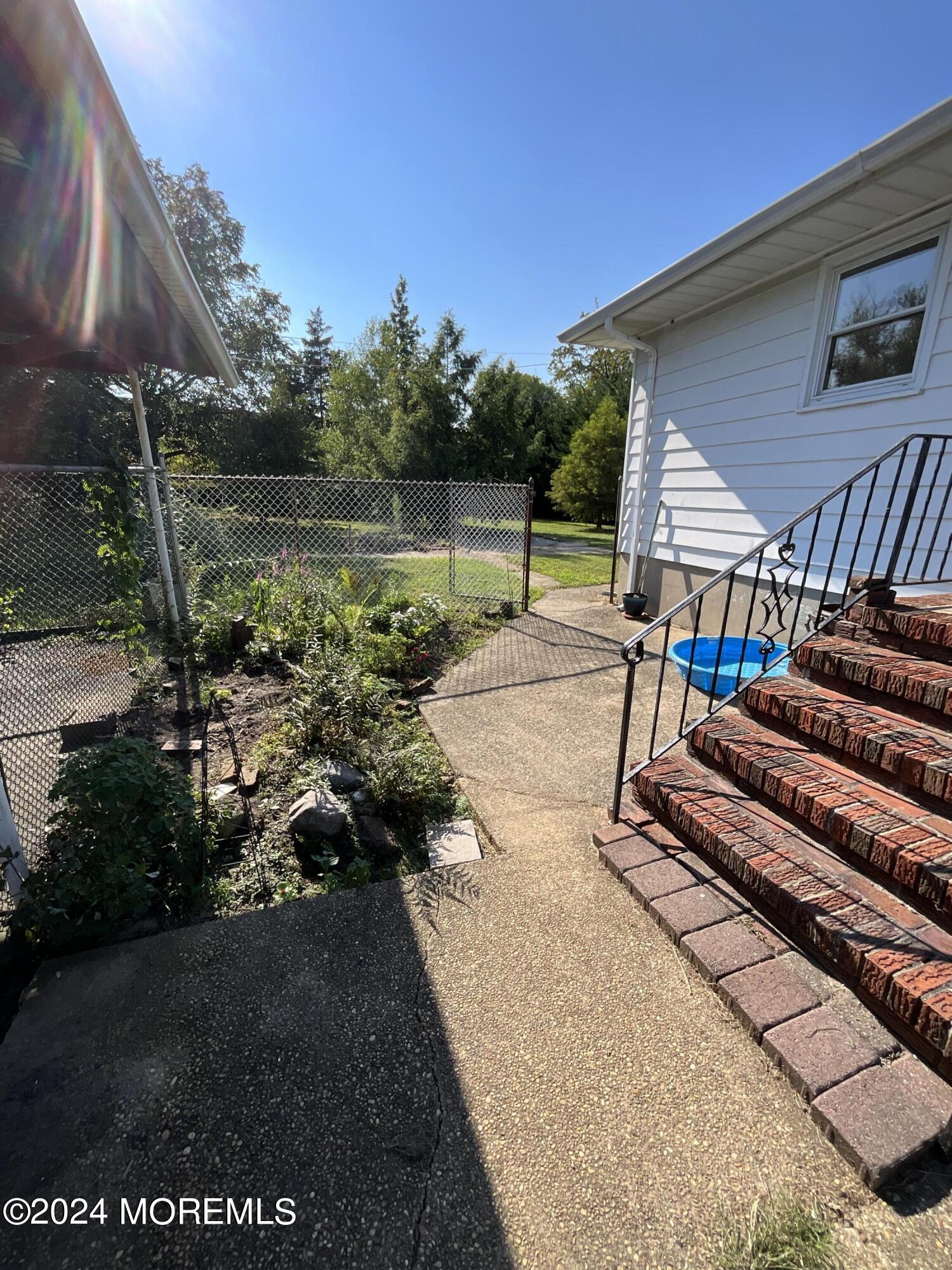 27 Locust Street Cliffwood, NJ 07721 - Photo 4 of 19 CF574A3D-824E-4850-84B6-5C4AA0D21384
