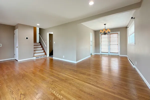 $479,900 | 240 Hatlen Avenue, Mount Prospect, IL 60056