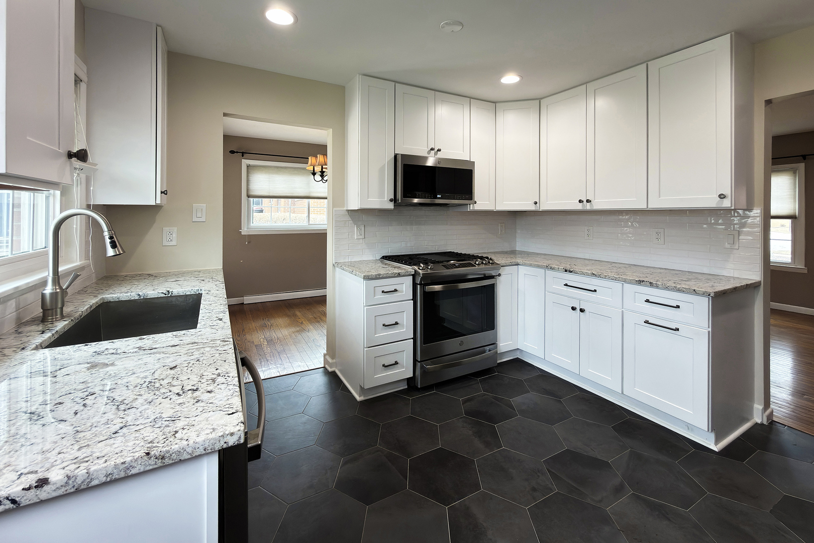 240 Hatlen Avenue Mount Prospect, IL 60056 - Photo 14 of 34