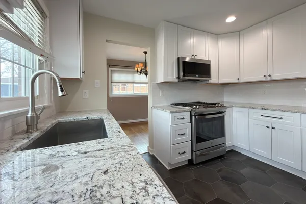 $479,900 | 240 Hatlen Avenue, Mount Prospect, IL 60056