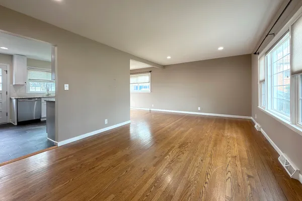 $479,900 | 240 Hatlen Avenue, Mount Prospect, IL 60056