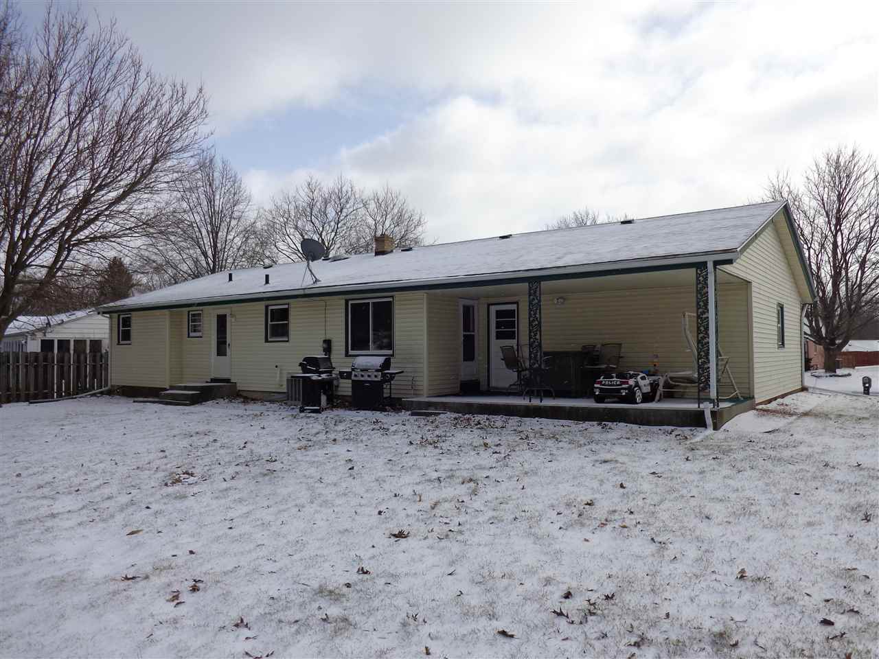 5240 Welsh Road Rockford, IL 61107 - Photo 4 of 25 a view of a house with backyard