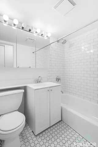 $4,000 | 10 East 13th Street, Unit 2H | Greenwich Village