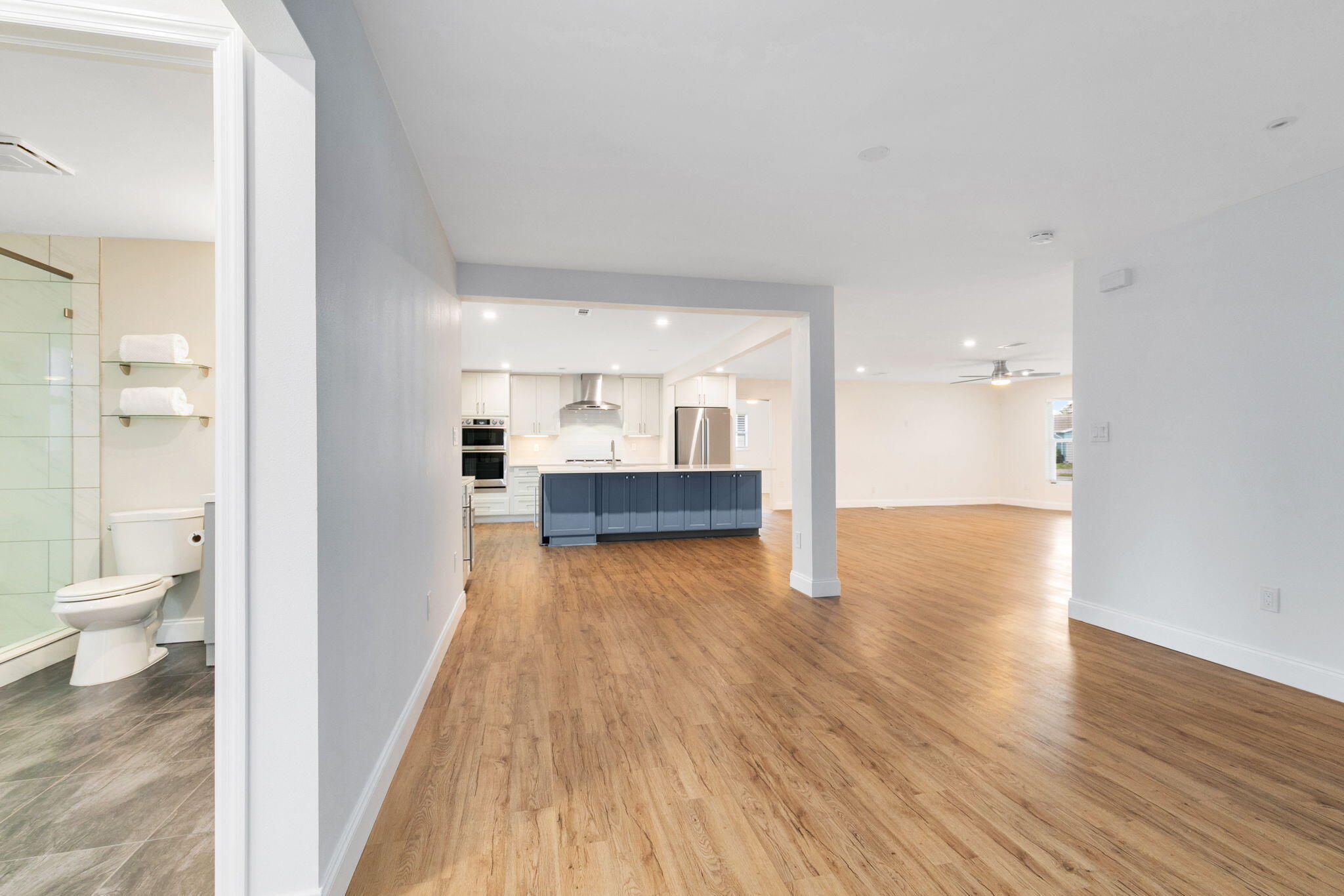 1700 Rochelle Parkway Merritt Island, FL 32952 - Photo 15 of 35 a view of a bathroom with a bathtub and a toilet