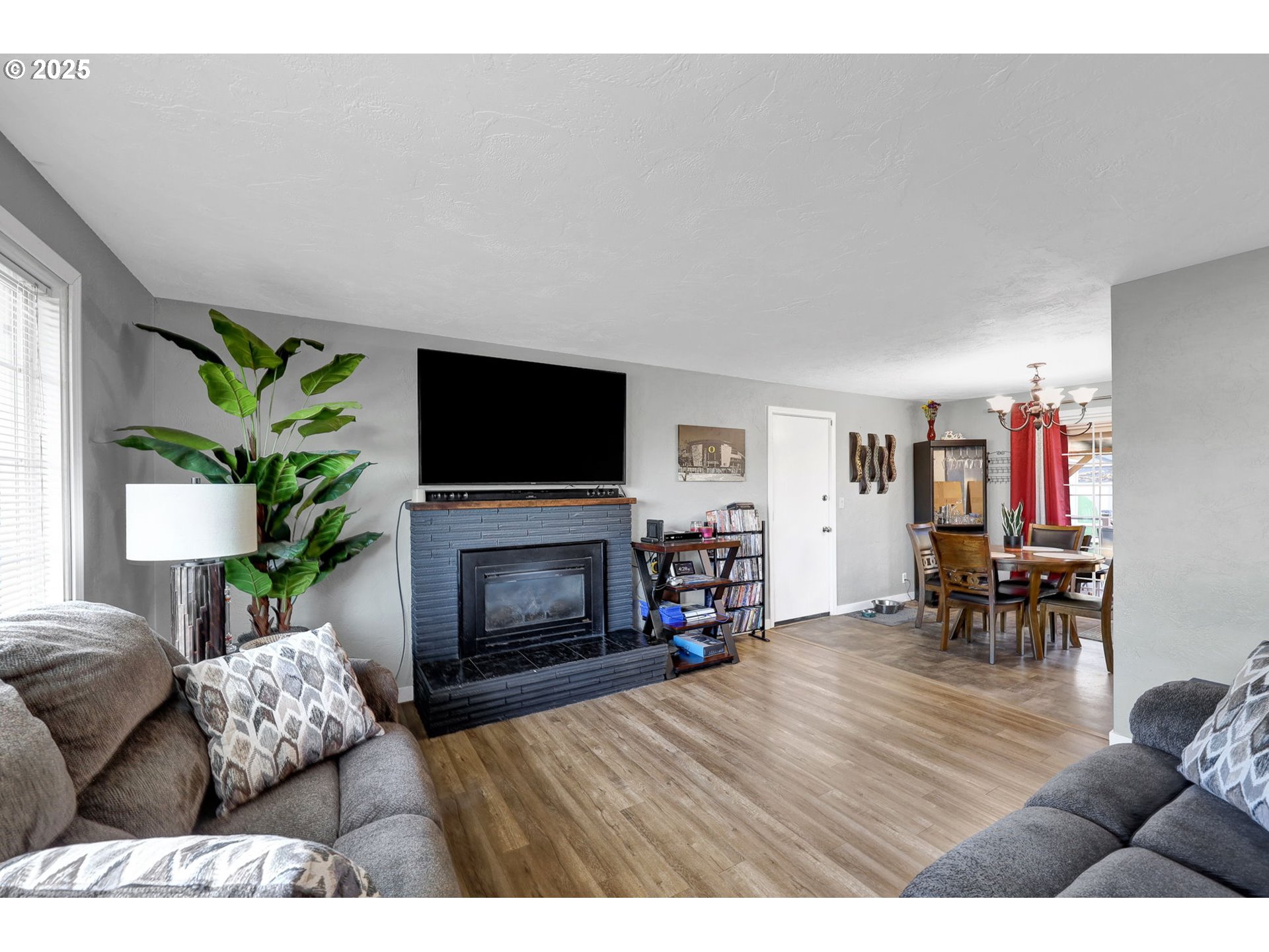 1756 10th Street Springfield, OR 97477 - Photo 5 of 38 Living Room/Dining Room