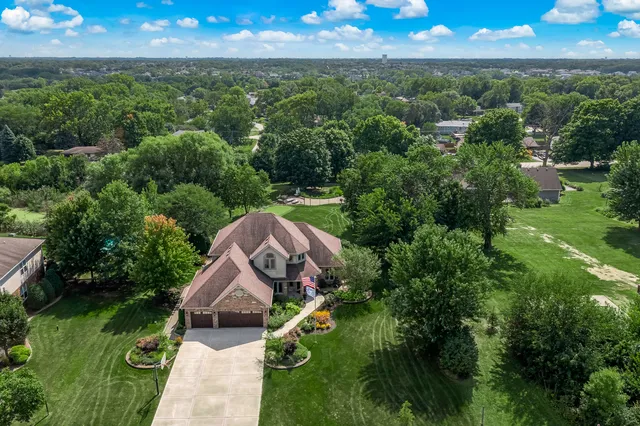 $699,999 | 12165 West Castle Drive, Mokena, IL 60448