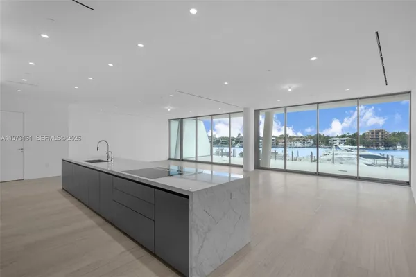 a large en suite bathroom with a large mirror