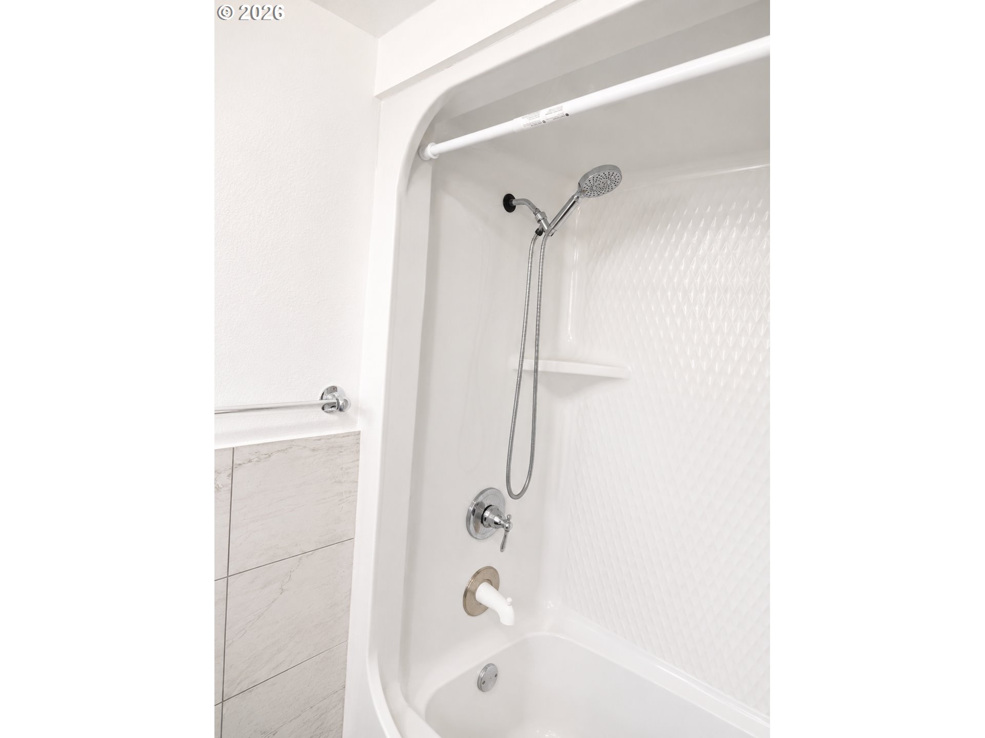 2775 Molalla Road Woodburn, OR 97071 - Photo 29 of 40 a bathroom with a bathtub and shower