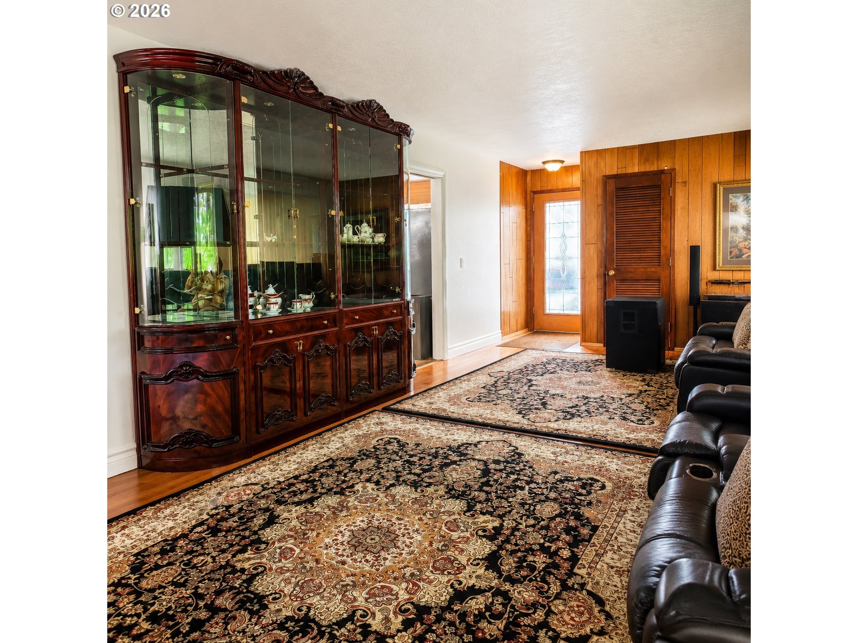 2775 Molalla Road Woodburn, OR 97071 - Photo 6 of 40 a living room with a couch and a table