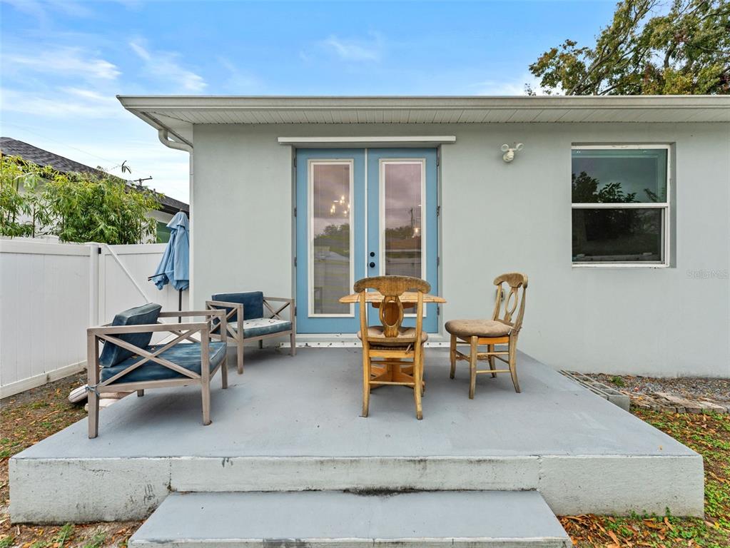3103 West Leroy Street Tampa, FL 33607 - Photo 25 of 29 a backyard of a house with outdoor seating