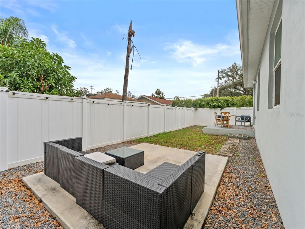 3103 West Leroy Street Tampa, FL 33607 - Photo 28 of 29 a view of a terrace with couches
