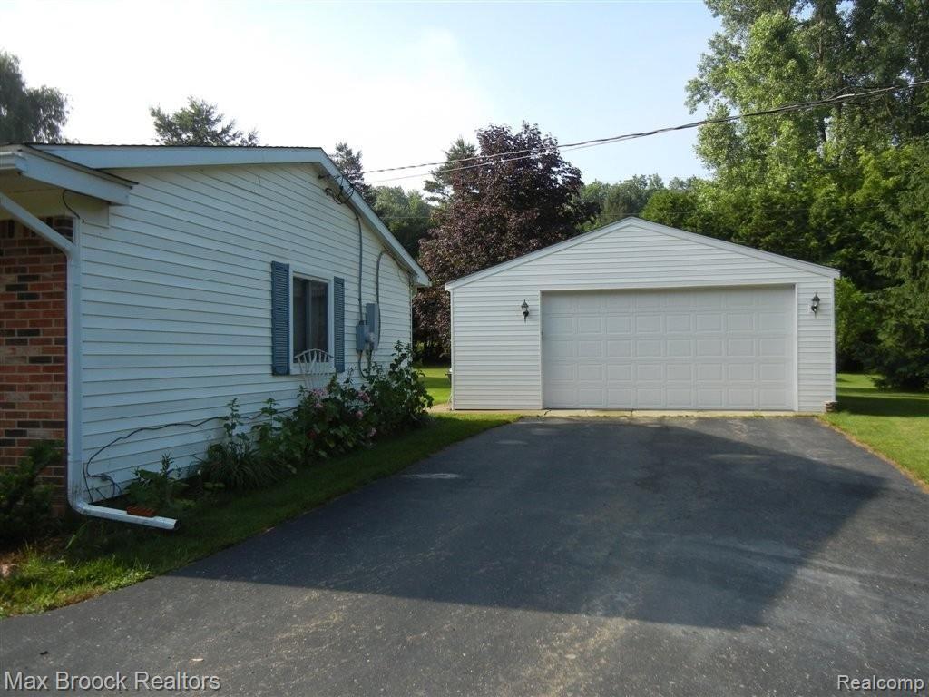 6997 Oakhill Road Clarkston, MI 48348 - Photo 8 of 22 DETACH GARAGE