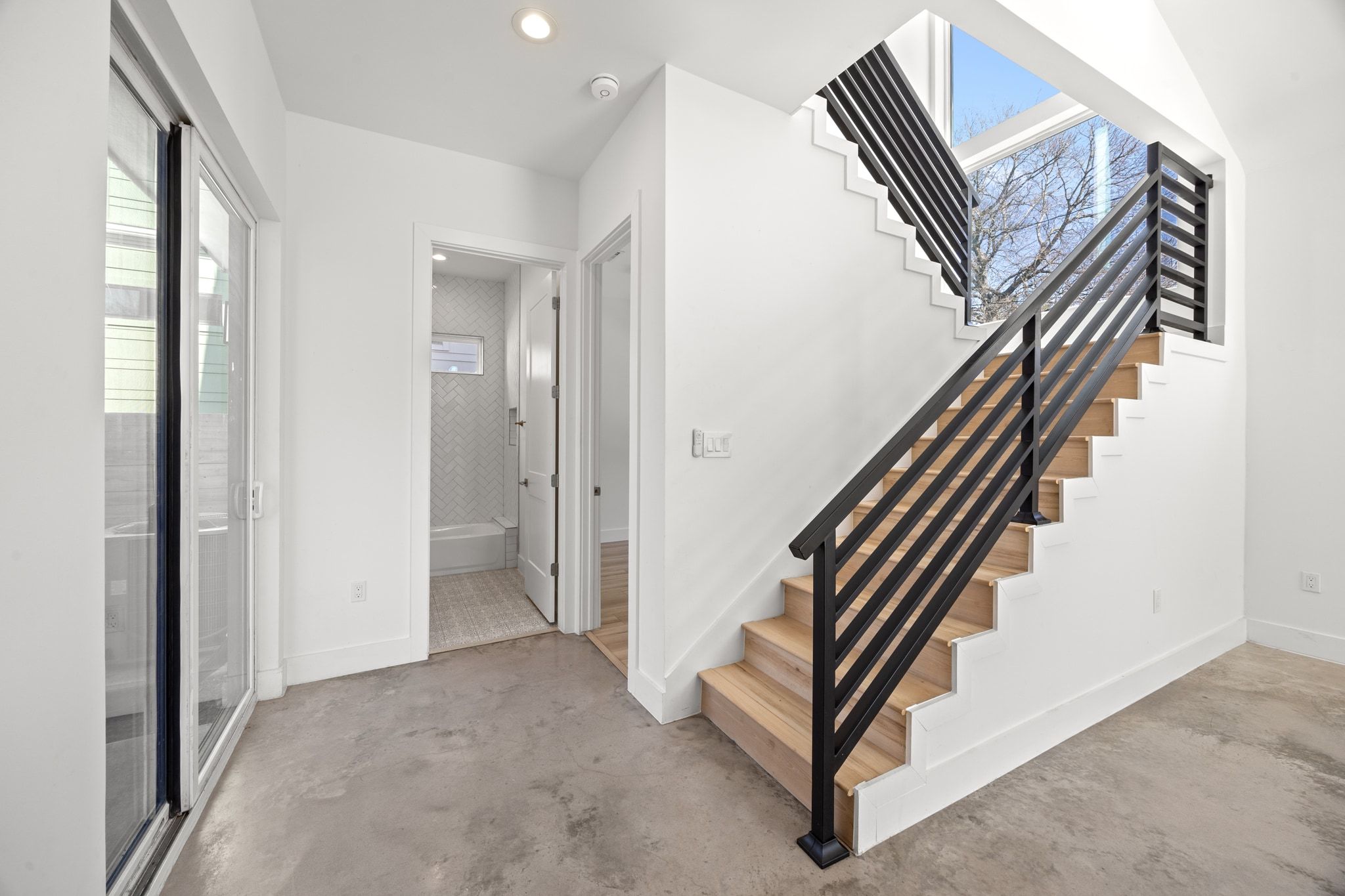 106 West Croslin Street, Unit 1 Austin, TX 78752 - Photo 13 of 31 an entryway in a hall with a window