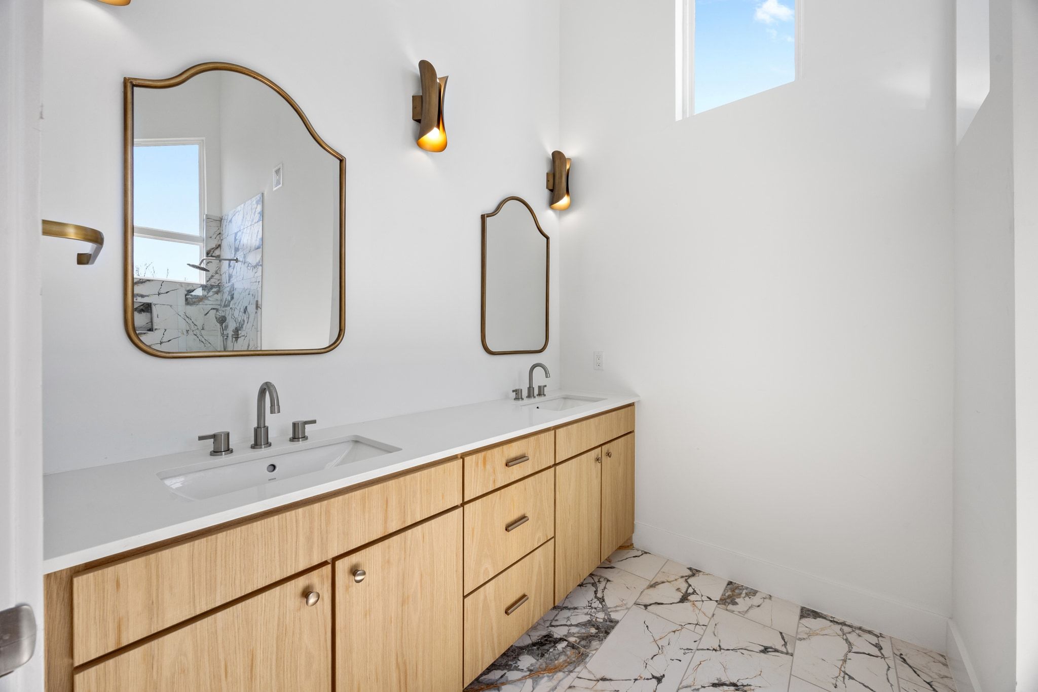 106 West Croslin Street, Unit 1 Austin, TX 78752 - Photo 28 of 31 a bathroom with 2 sink and a mirror