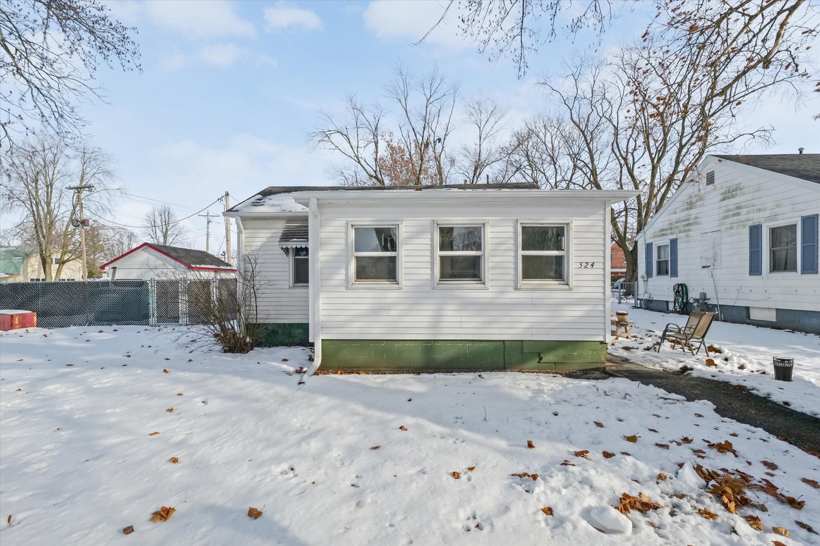 524 North State Street Gibson City, IL 60936 - Photo 2 of 22 a front view of a house with a yard