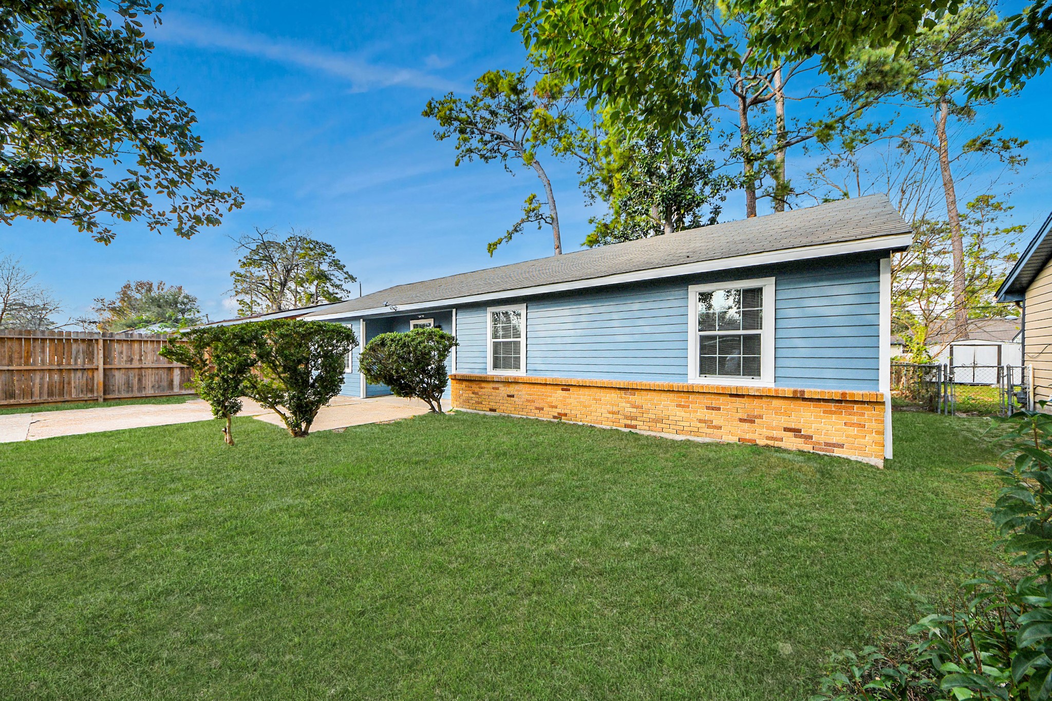 6511 Mohawk Street Houston, TX 77016 - Photo 2 of 28 RIGHT VIEW