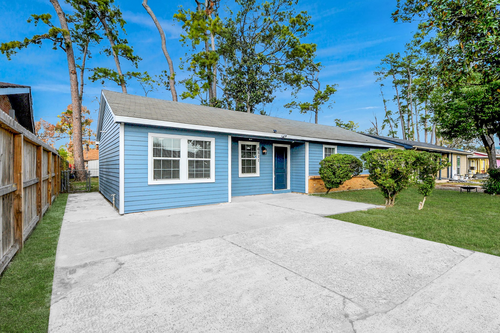 6511 Mohawk Street Houston, TX 77016 - Photo 3 of 28 LEFT VIEW