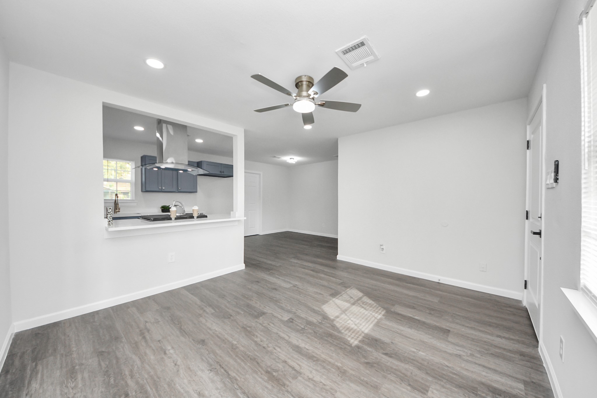 6511 Mohawk Street Houston, TX 77016 - Photo 7 of 28 LIVING ROOM