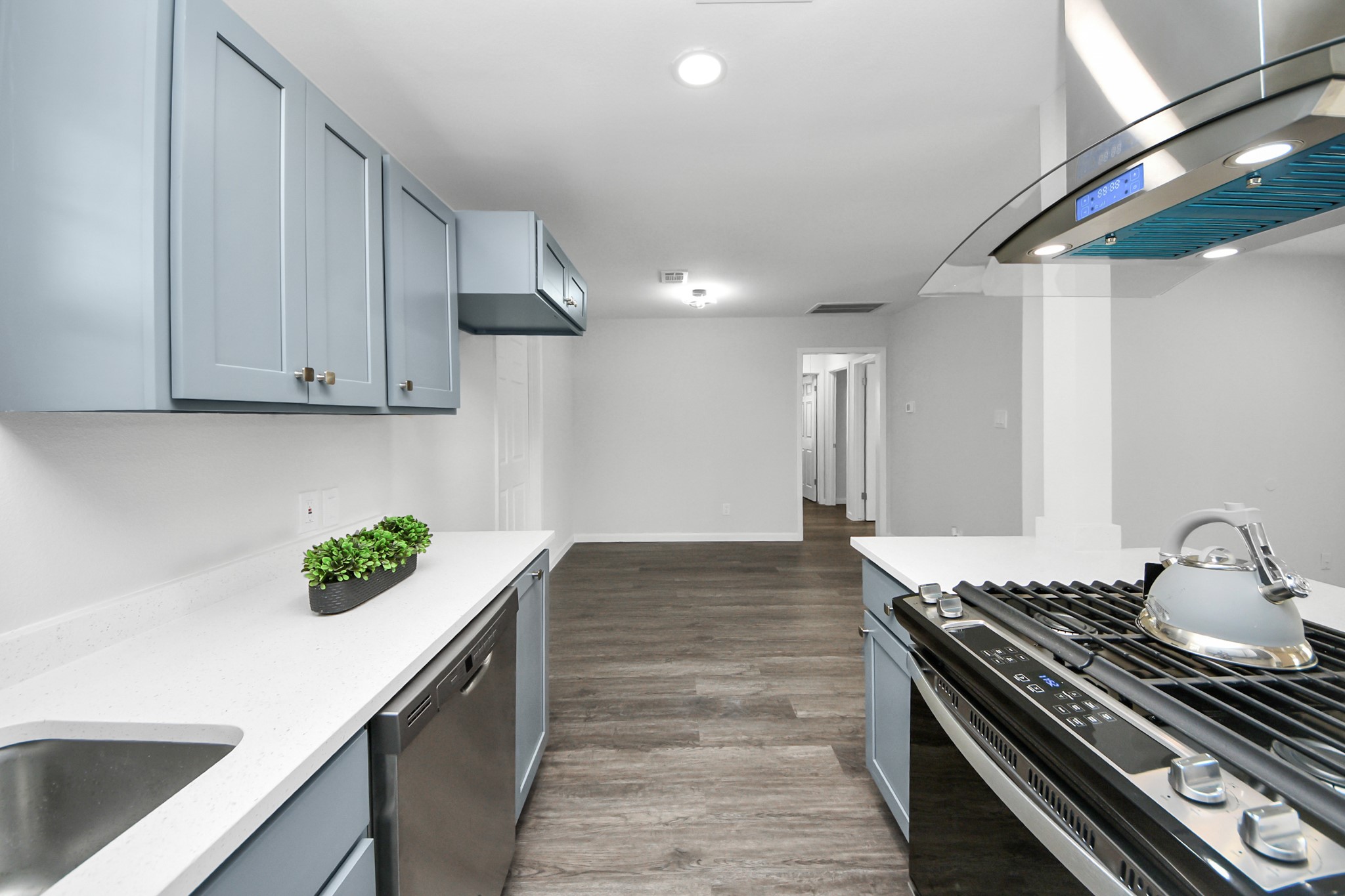 6511 Mohawk Street Houston, TX 77016 - Photo 10 of 28 HALLWAY VIEW