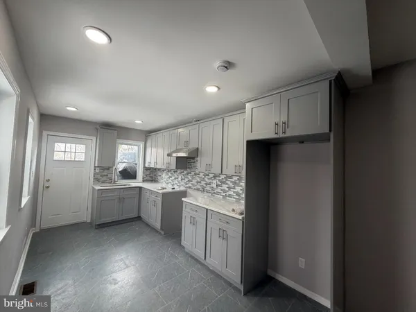 $2,650 | 6 Seward Avenue, Trenton, NJ 08609