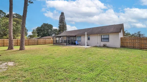 a view of a house with backyard and garden