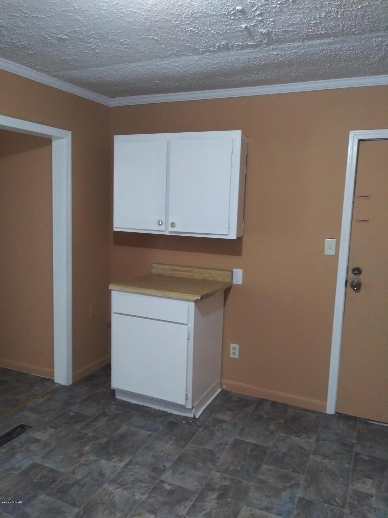 5717 Bloomfield Road Macon, GA 31206 - Photo 8 of 10 Kitchen side