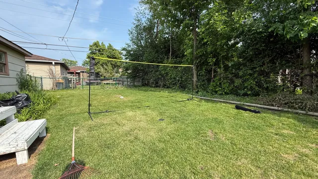 a view of a backyard